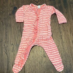 Spearmint Love - pink striped footies. Size NB.